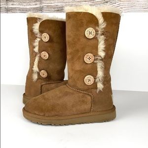 UGG Girl’s Bailey Button Triplet II Boots sz US1